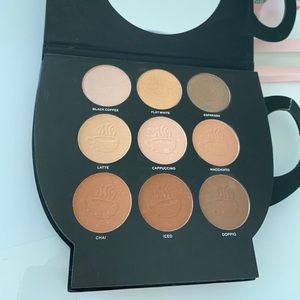 Friends x Revolution Face Palette in Medium